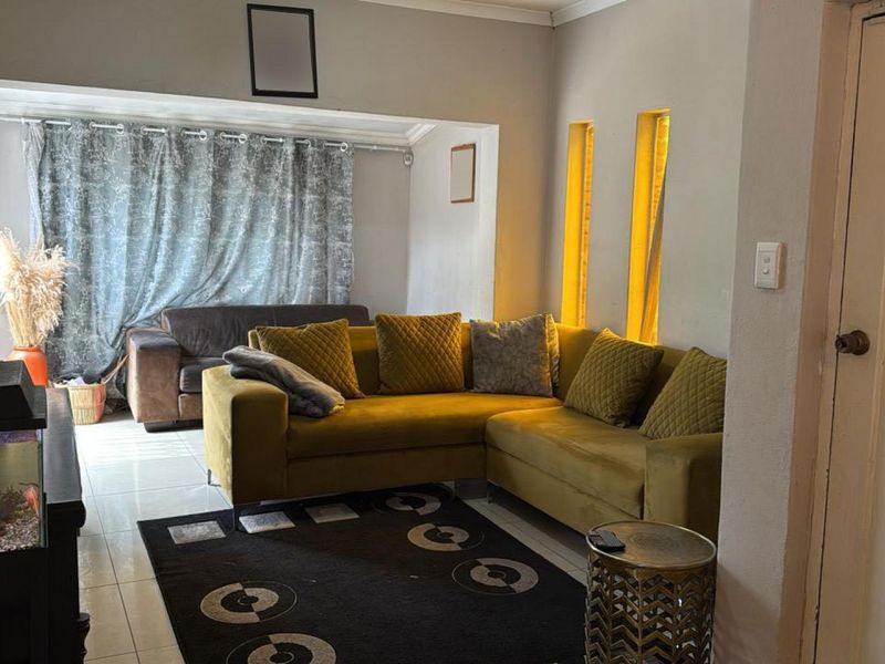 THE REEDS - 6 BEDROOM HOUSE WITH 3 BACHELOR FLATLETS - Photo 7