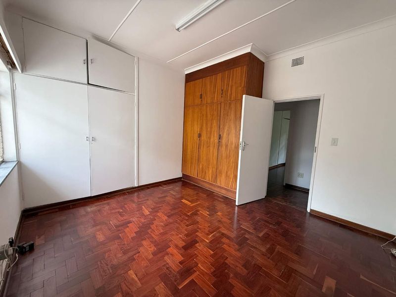 3 Bed House with Batchelor flat - Photo 9