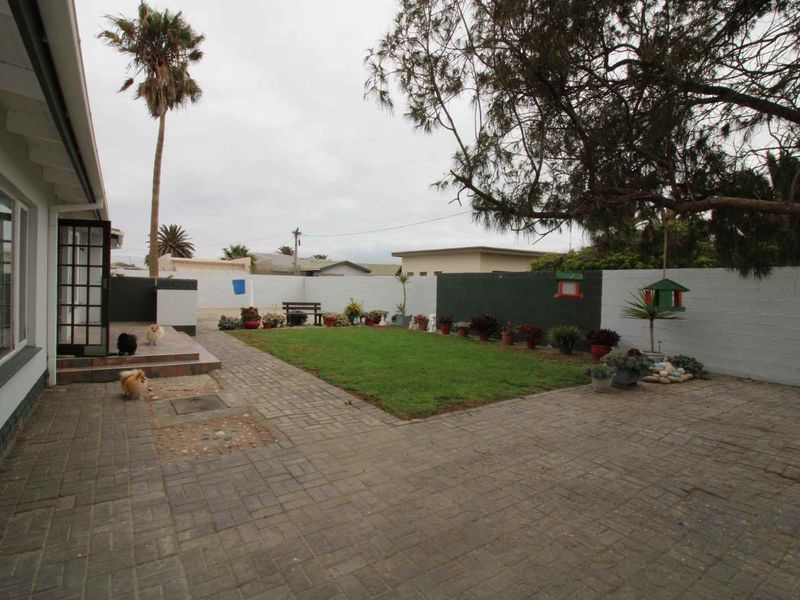 Neat as a pin Family home - Photo 6
