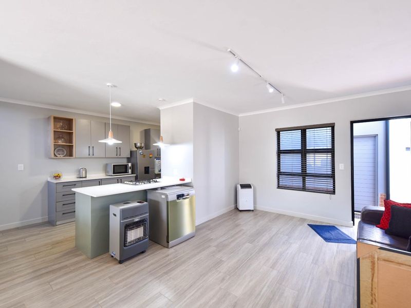Modern three bedroom duplex - recently built - Olympus - Photo 8