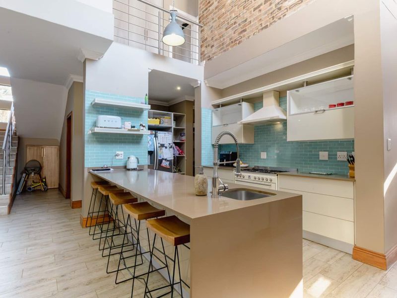 Modern 4 Bedroom Family Home for Rent in a Highly Rated Security Estate - Photo 5