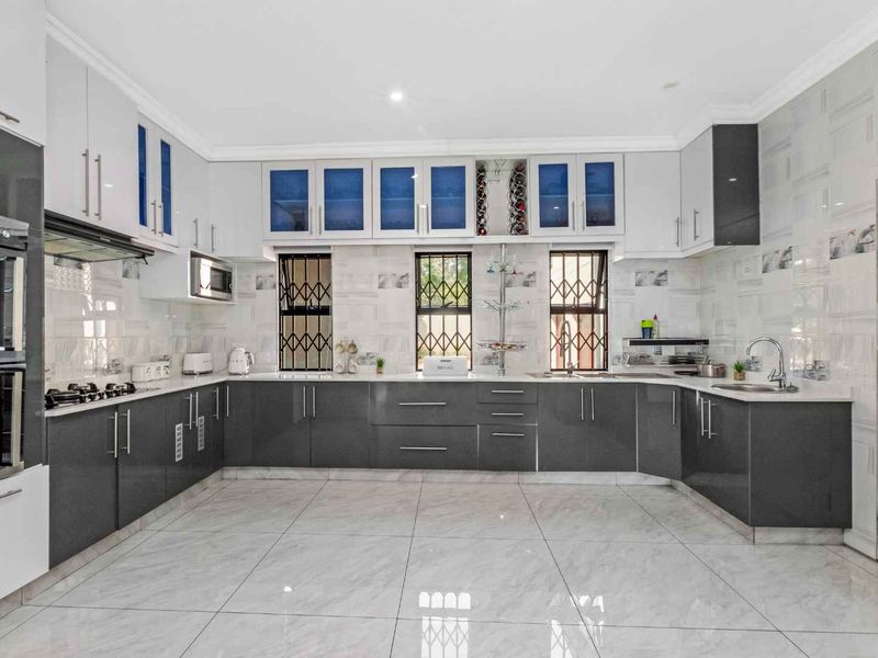 FIVE BEDROOM FAMILY HOME FOR SALE IN RIVONIA - Photo 7