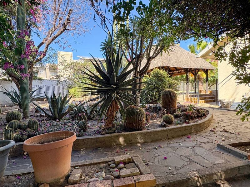 Otjiwarongo:  Home with 5 Bedrooms is for sale - Photo 2