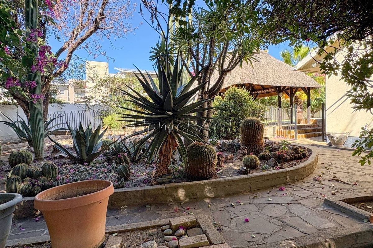 Otjiwarongo:  Home with 5 Bedrooms is for sale - Photo 2