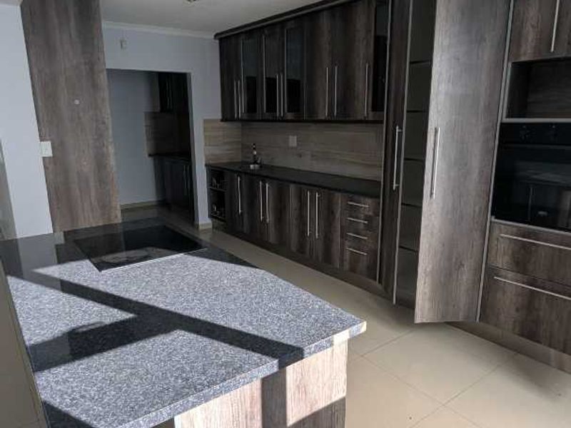 Sleek and contemporary 3 Bedroom home - Photo 4