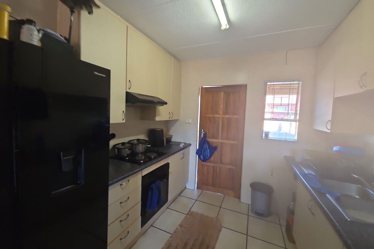 immaculate unit - Available 1 March - Photo 2