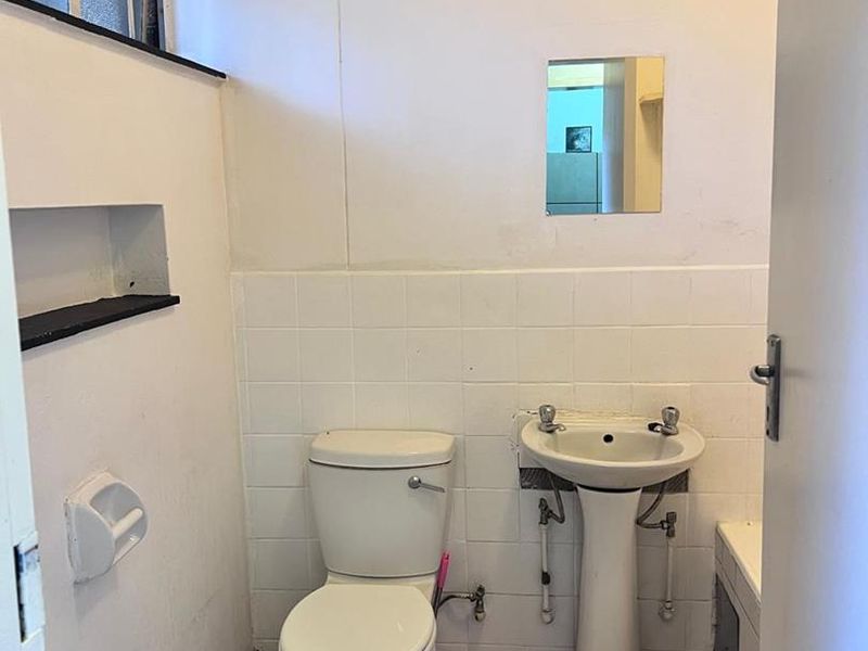 **Charming Shared 2-Bedroom Unit in Quiet Neighborhood – Ideal for Students** - Photo 7