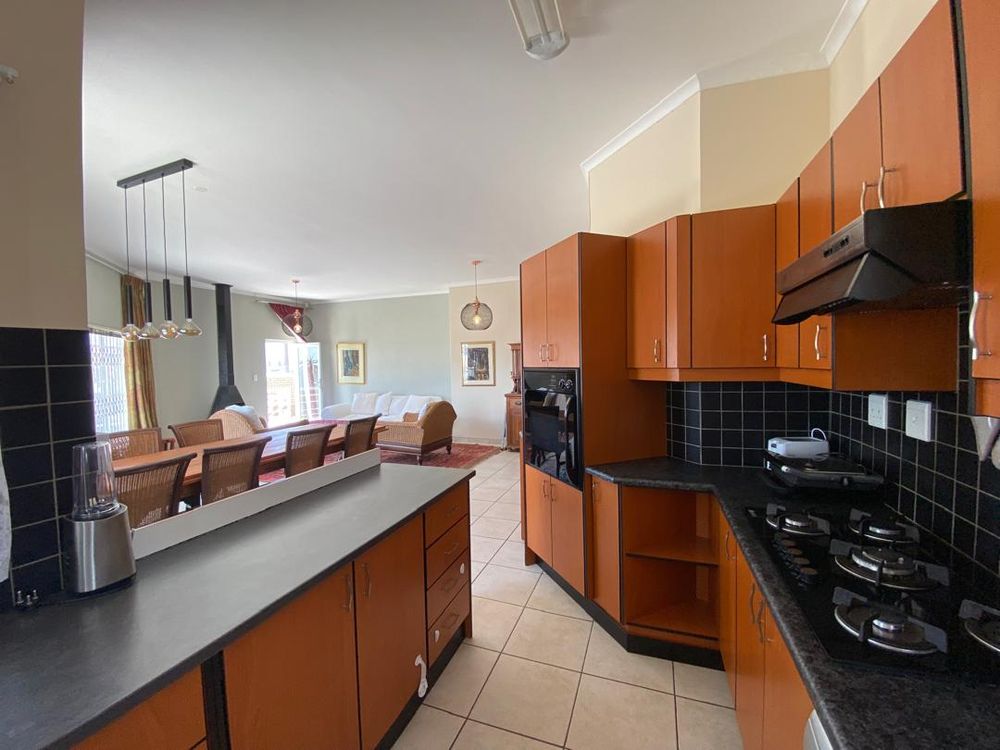 Kitchen with built-in cupboards, oven and gas stove