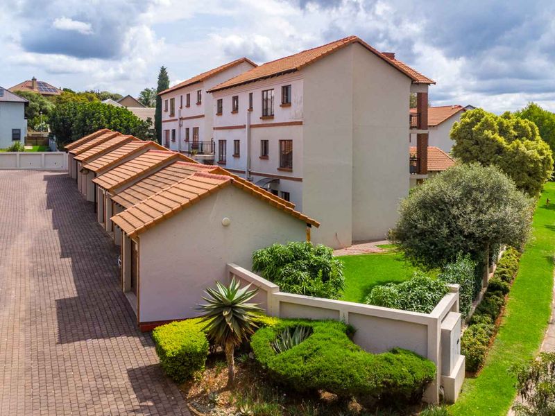 Mesmerizing 2 Bedroom Home with Exceptional Garden - Photo 2