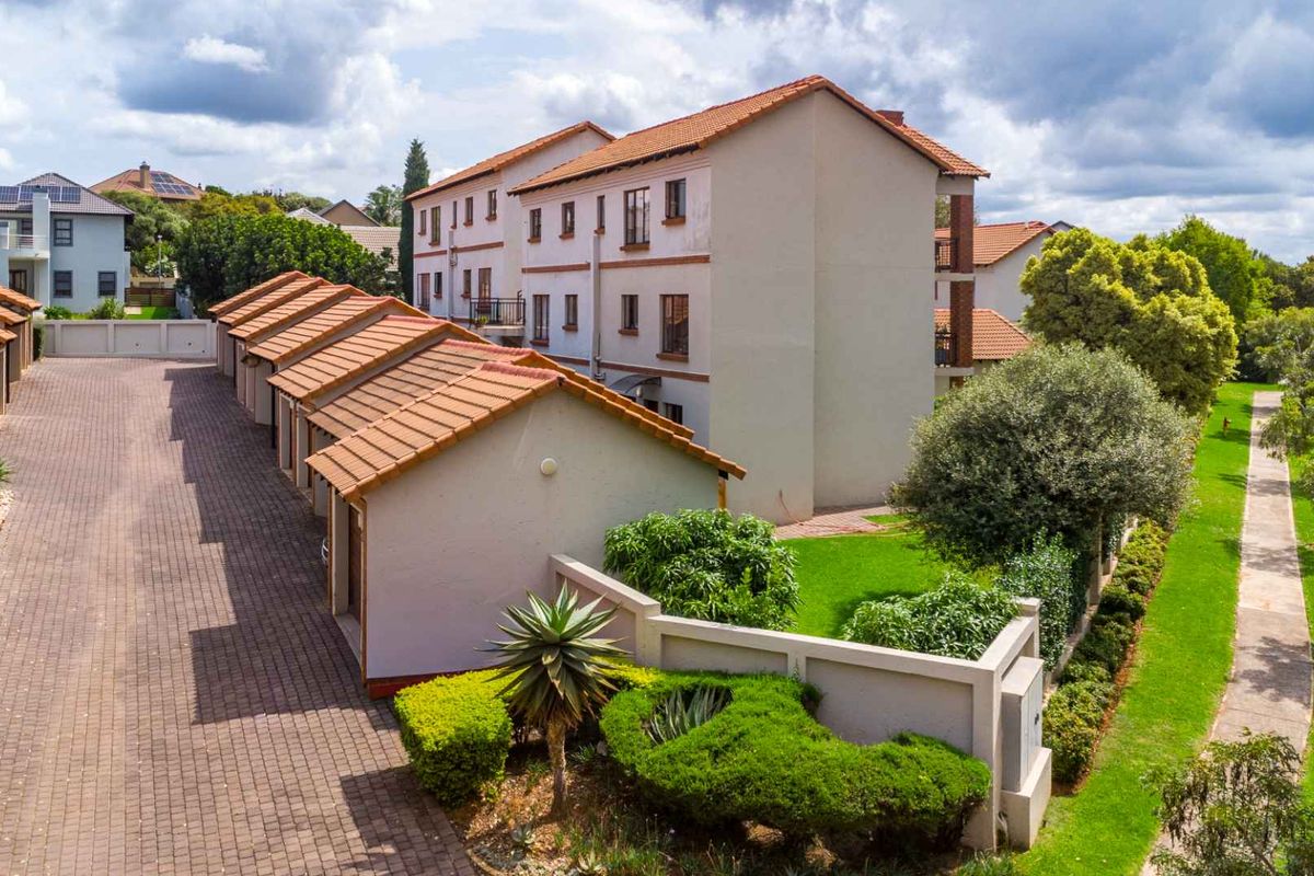 Mesmerizing 2 Bedroom Home with Exceptional Garden - Photo 2