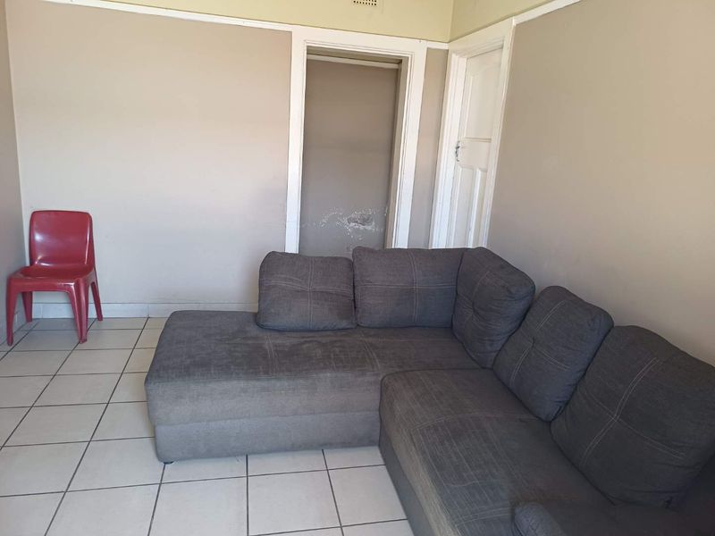 Spacious flat in Established Block - Photo 3