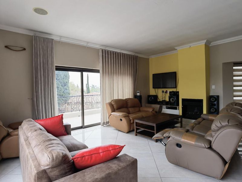 Exquisite 5-Bedroom, 5-Bathroom Luxury Modern House in Blue Valley Golf Estate - Photo 5