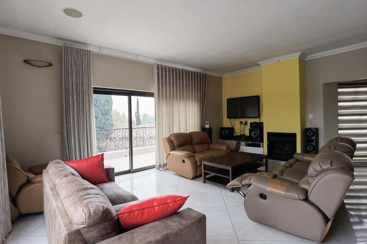 Exquisite 5-Bedroom, 5-Bathroom Luxury Modern House in Blue Valley Golf Estate - Photo 5