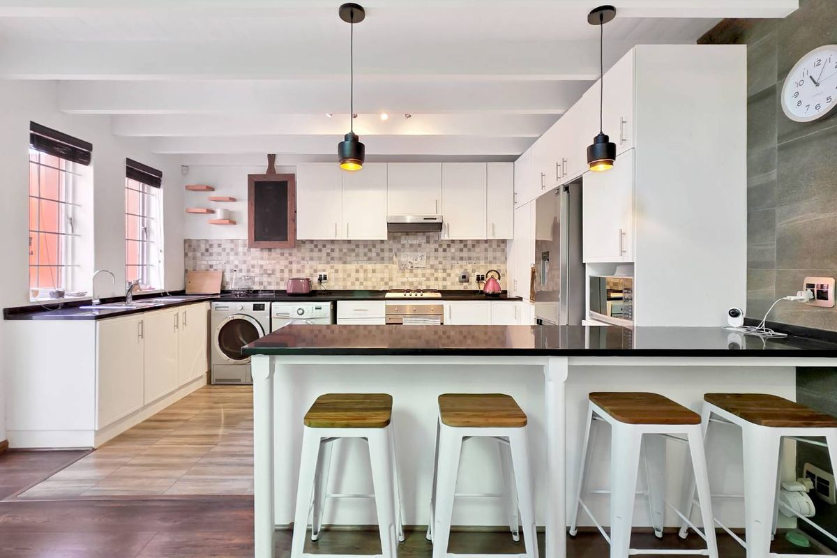 Two bedroom house to let in Buitenkant Street, Gardens. - Photo 3