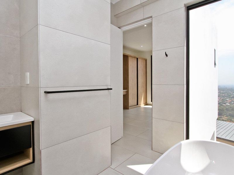 Exclusive Apartment with Panoramic Views! - Photo 10
