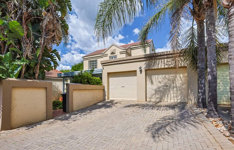 Charming 3-Bedroom Townhouse in Equestria