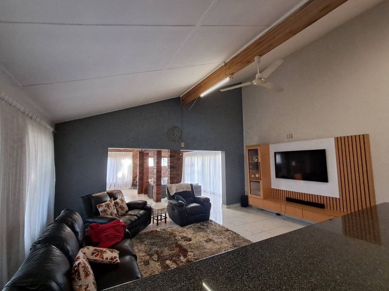 4 Bedroom house with 2 bedroom cottage - Photo 9