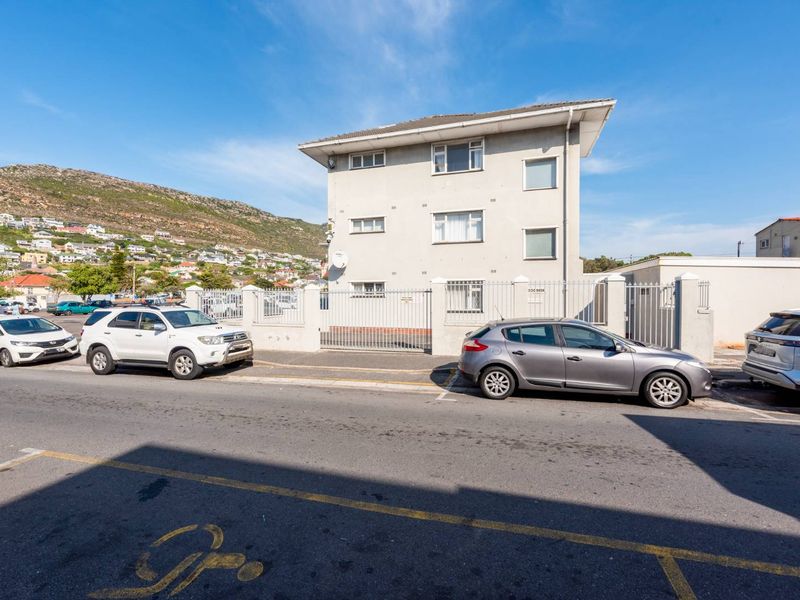 First floor living, close to the beach and shops. - Photo 2