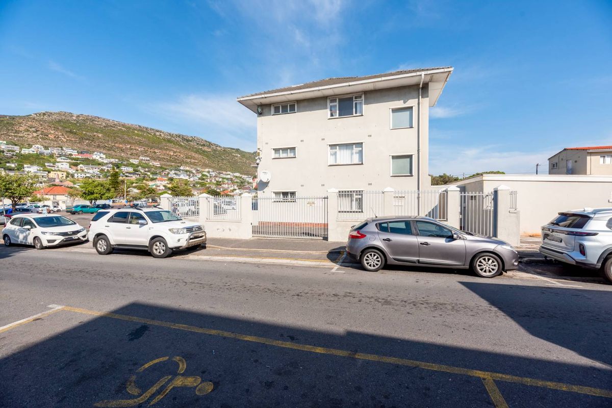 First floor living, close to the beach and shops. - Photo 2