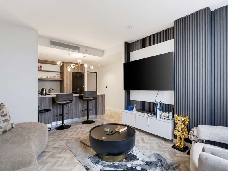 Modern Fully Furnished 1-Bedroom Apartment in Foreshore Place CBD - Photo 1