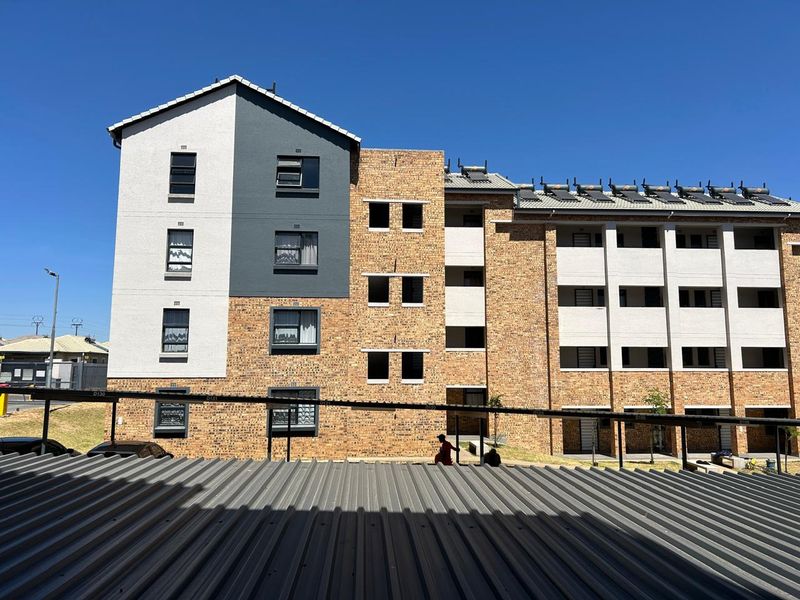 Cranes@Riverside Apartment with a balcony , 2 beds, 1 bath - Photo 2