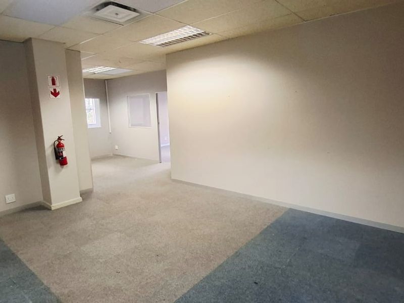 "Elevate Your Business: Spacious Office with Flexible Layout!" - Photo 9