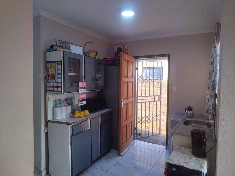 3 bedrooms house for sale in Soshanguve VV - Photo 4