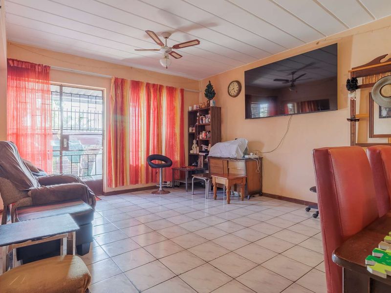 Ground-Floor unit offering three bedrooms and more - Secure complex - Photo 4