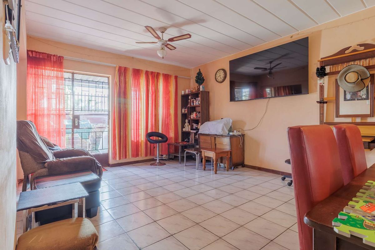 Ground-Floor unit offering three bedrooms and more - Secure complex - Photo 4