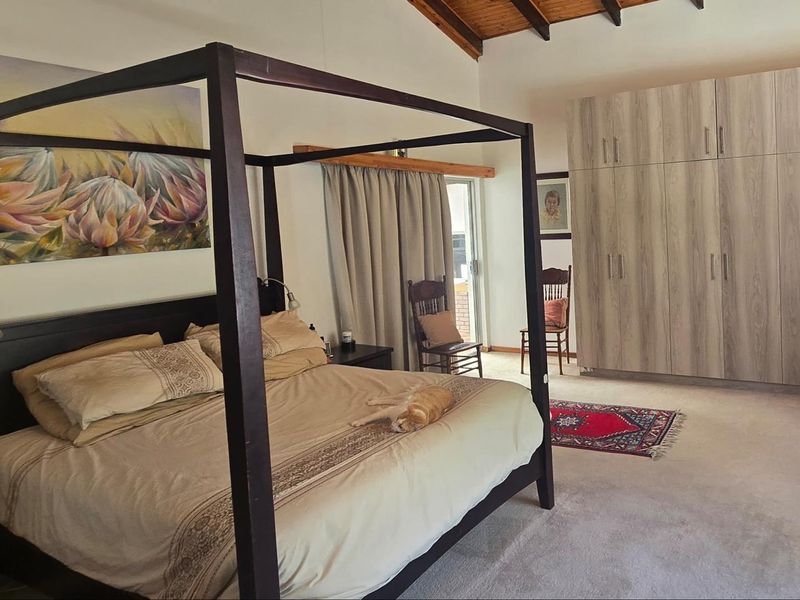 Spacious property in a quiet cul-de-sac with lots of parking - Photo 8