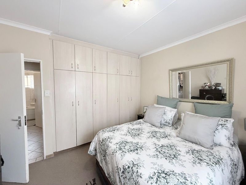 SPACIOUS TOWNHOUSE - Photo 8