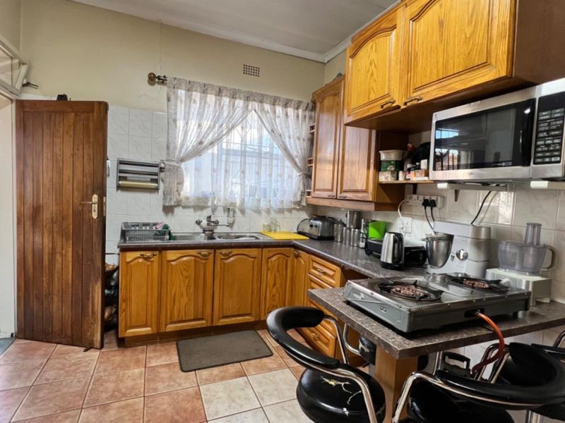 Spacious 3-Bed Family Home with Pool & Entertainment Area - Photo 10