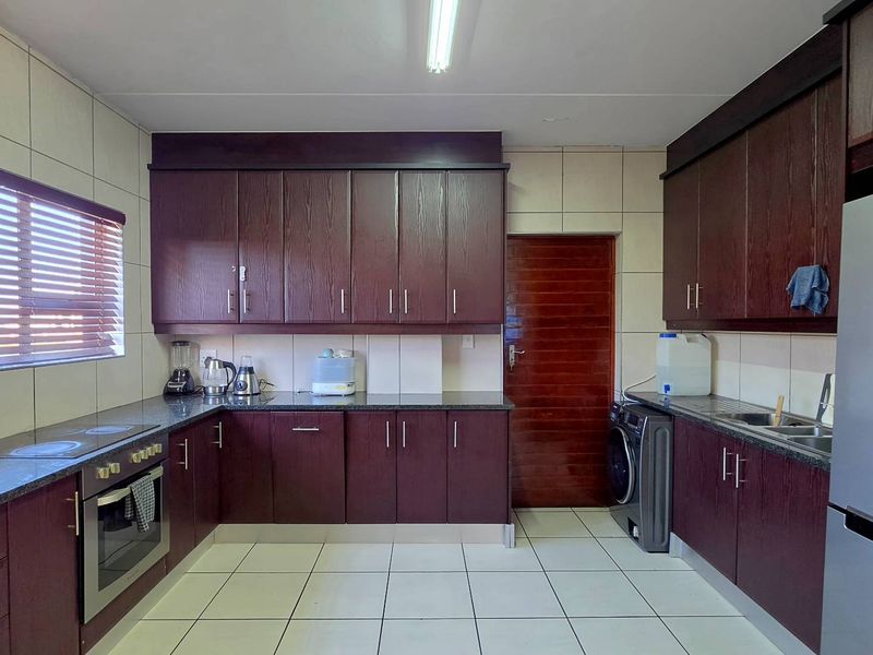3 Bedroom Duplex / Townhouse for Sale in Riverspray Lifestyle Estate - Photo 2