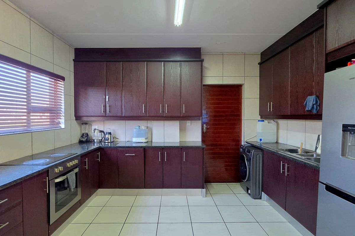 3 Bedroom Duplex / Townhouse for Sale in Riverspray Lifestyle Estate - Photo 2