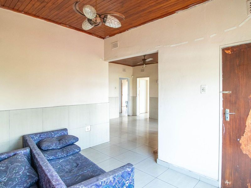 Unlock Potential: Spacious 3-Bed Home with Bonus Flatlet! - Photo 4