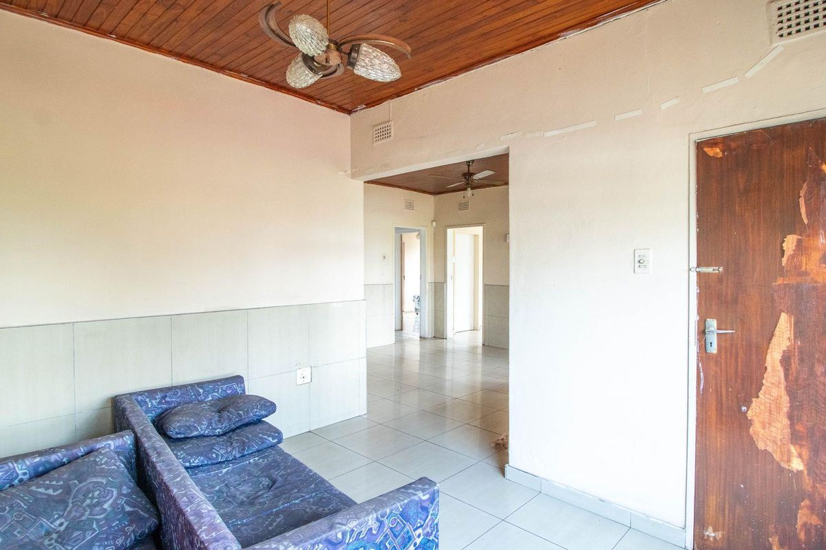 Unlock Potential: Spacious 3-Bed Home with Bonus Flatlet! - Photo 4