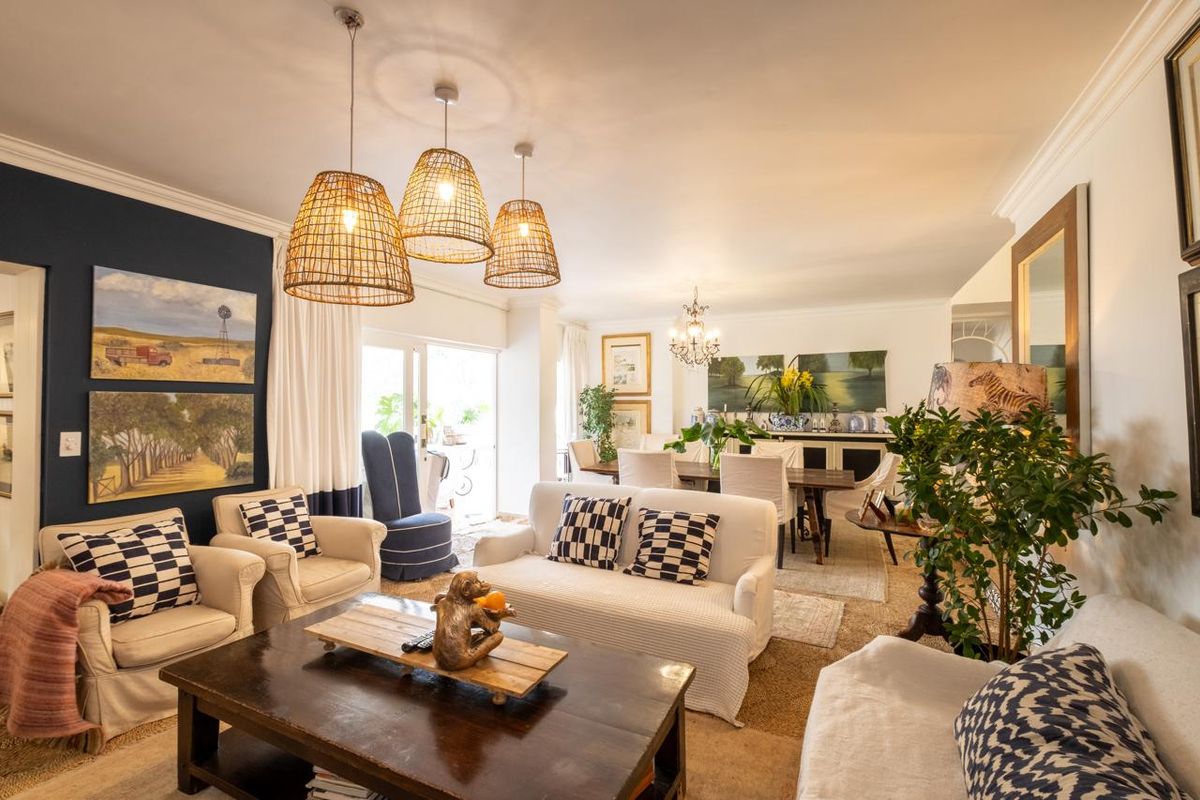 Family Home with Cottage and Staff Quarters in Prime Bryanston East location - Photo 4