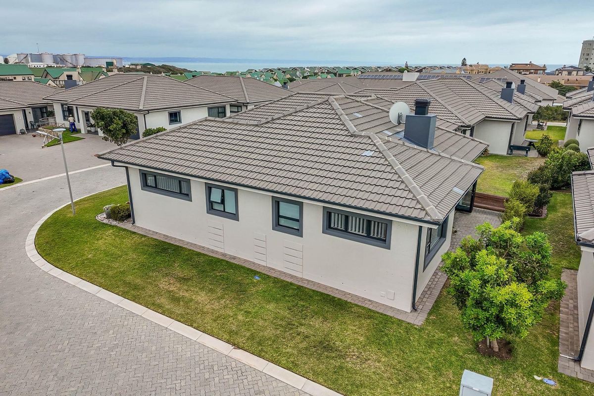 Embrace modern comfort in Diaz Beach retirement village - Photo 3