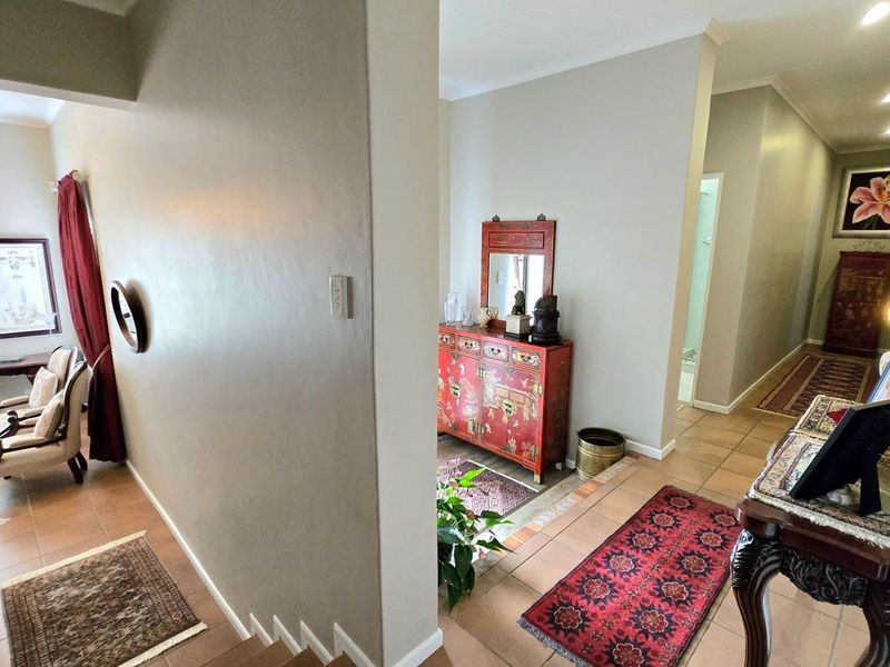 Stunning Double-Storey Home in Kleinbaai with Golf Course, Sea, and Mountain Views - Photo 4