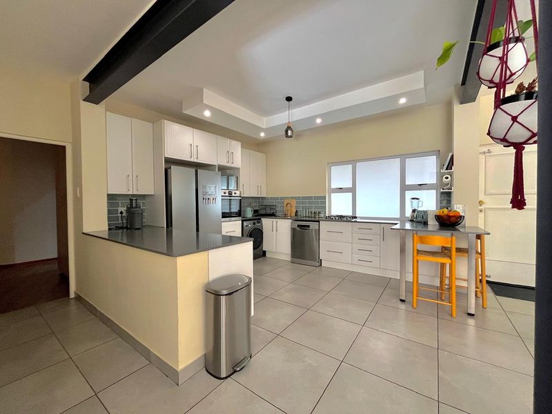 Beautifully renovated 3 Bedroom Garden unit - Photo 10