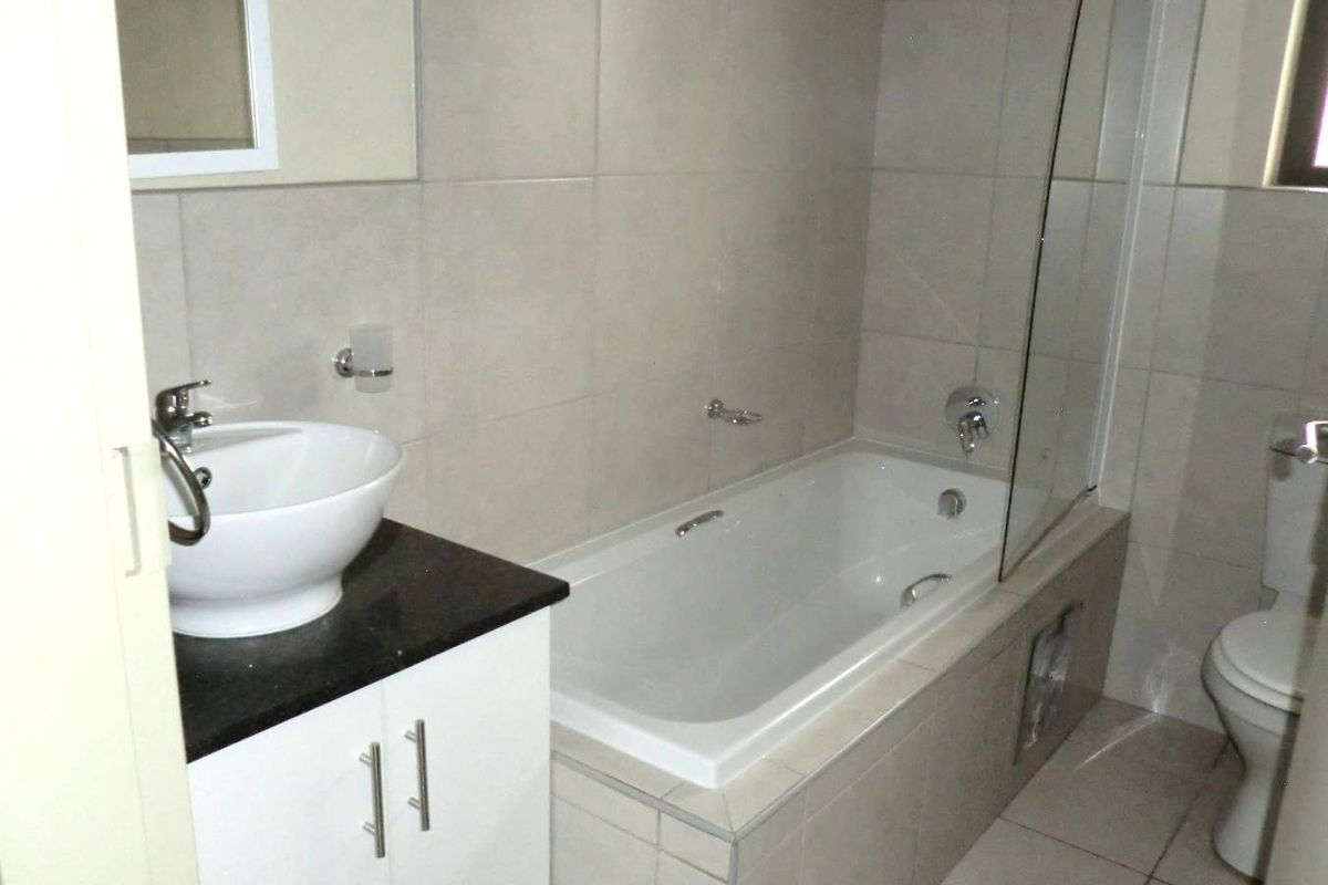 2 Bedroom 2 Bathrooms in Norton Park - Photo 5