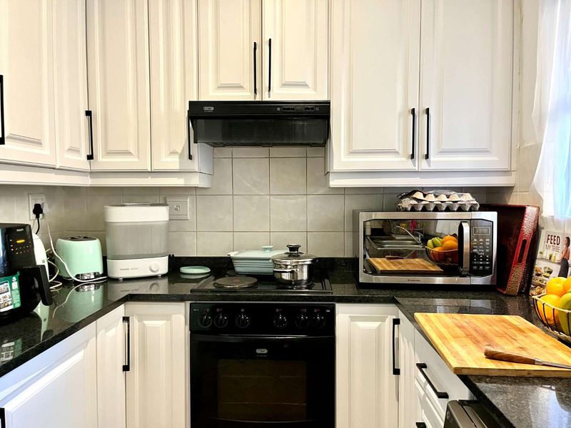 Elegant 2-Bedroom Duplex in Plantations Estate - Photo 2