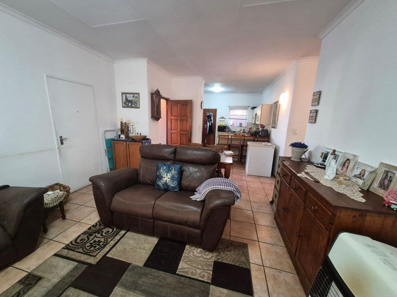 Spacious 3-Bedroom Simplex in Lifestyle Complex - Photo 4