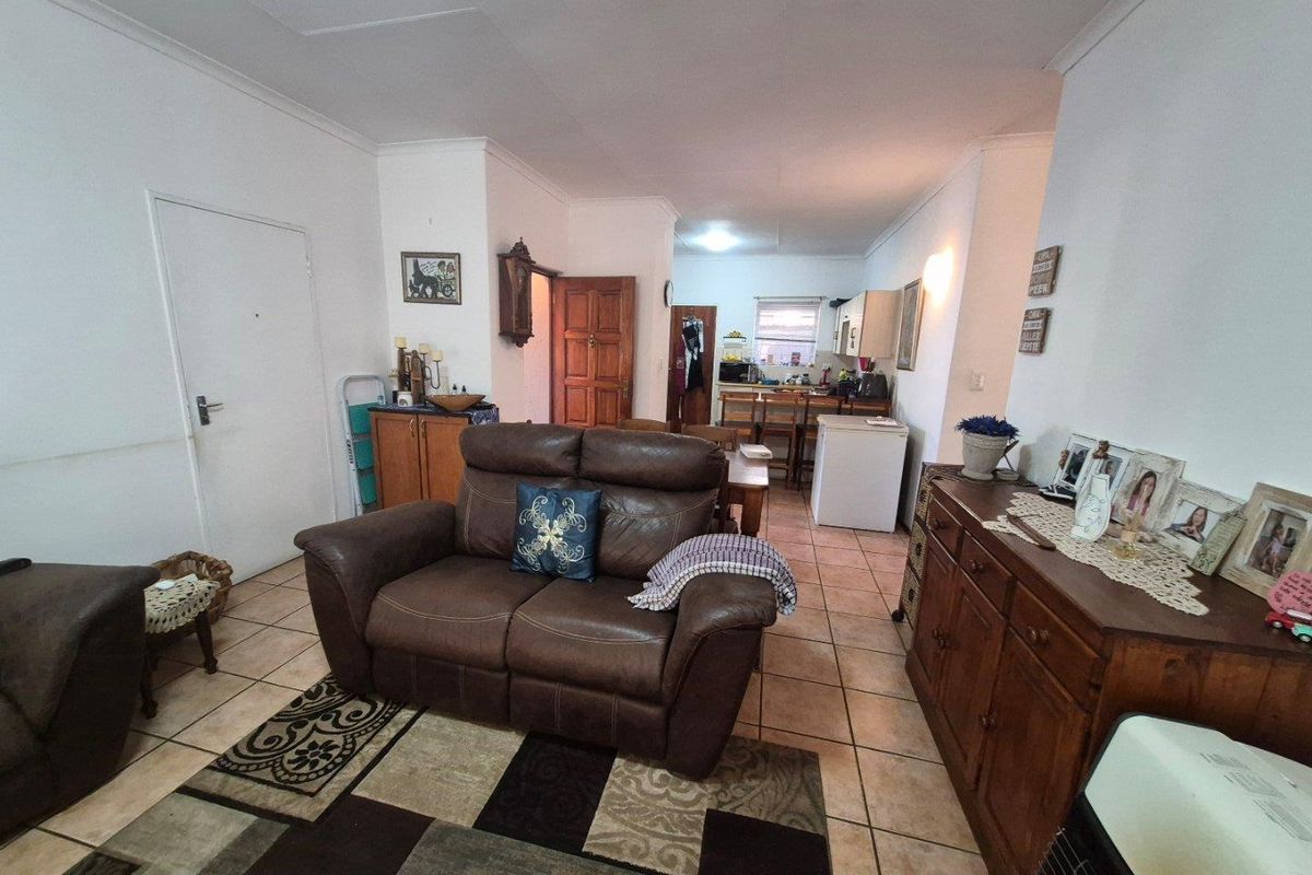 Spacious 3-Bedroom Simplex in Retirement Lifestyle Complex. - Photo 4