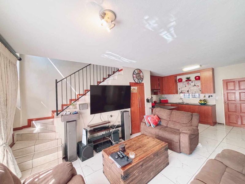 Spacious Three Bedroom Duplex for Sale in Heuwelsig - Photo 5
