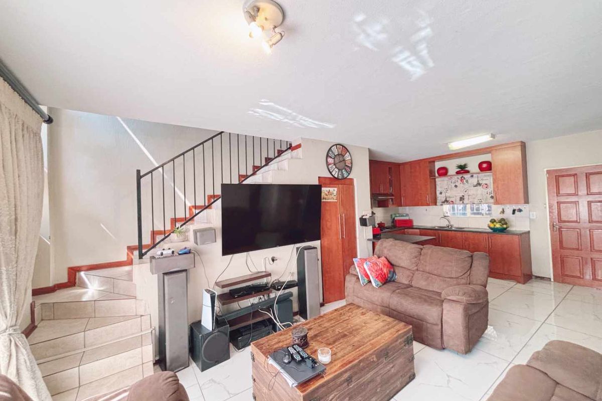 Spacious Three Bedroom Duplex for Sale in Heuwelsig - Photo 5