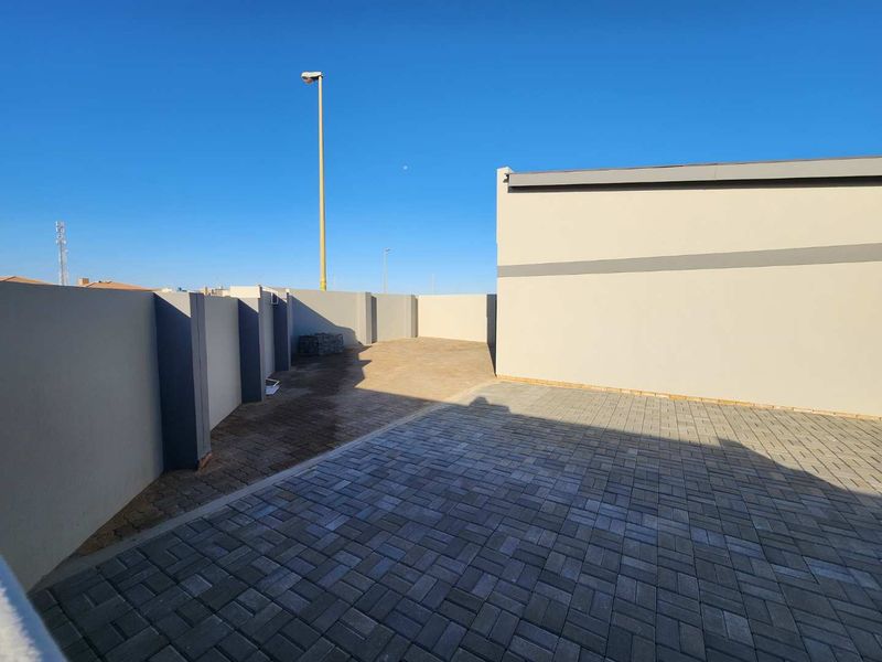 This well managed complex is freshly repainted. - Photo 6