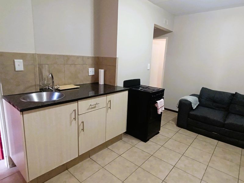 **Charming 1 Bedroom Ground Floor Unit in Lifestyle Security Complex** - Photo 4