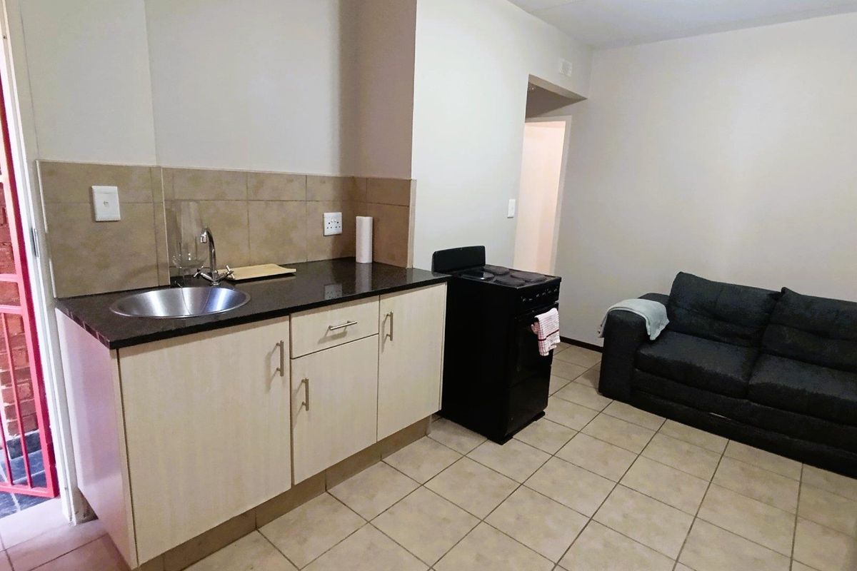 **Charming 1 Bedroom Ground Floor Unit in Lifestyle Security Complex** - Photo 4