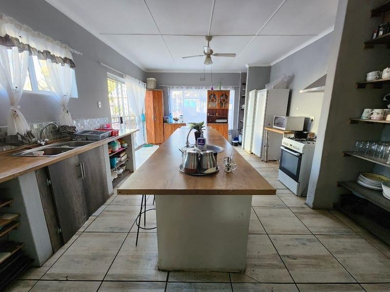 Charming 3-Bedroom Family Home with Pool in Heuwelsig - Photo 10